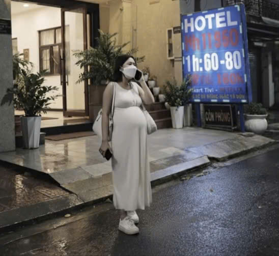 Vợ có thai 8 tháng thuê thám tử theo dõi chồng rồi bật khóc giữa đường